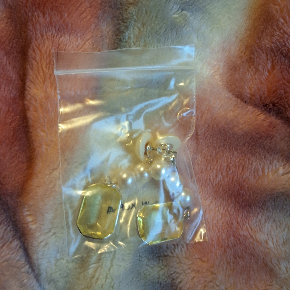 NWOT PEARL EARRINGS WITH YELLOW STONE